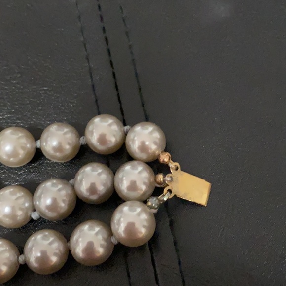 Beautiful 3 Tier large gray pearl bracelet. - Picture 11 of 11